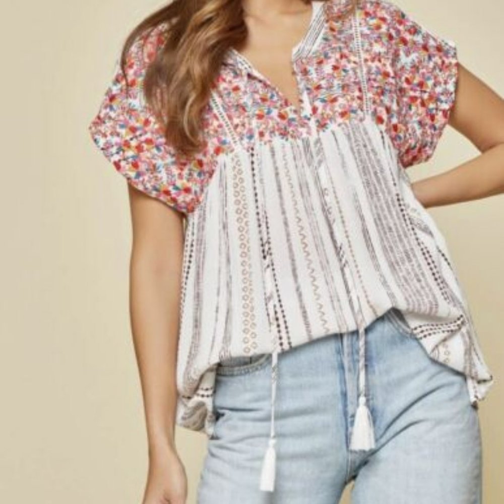 Savanna Jane Like New Floral Embroidered Blouse, Fits like Sz S tags says Medium